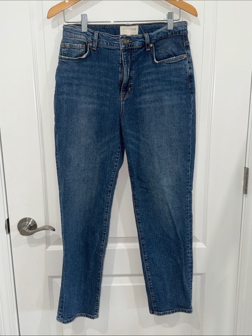 Current/Elliott Women’s Straight Leg mom
Jeans in Dark Blue Denim size 27”